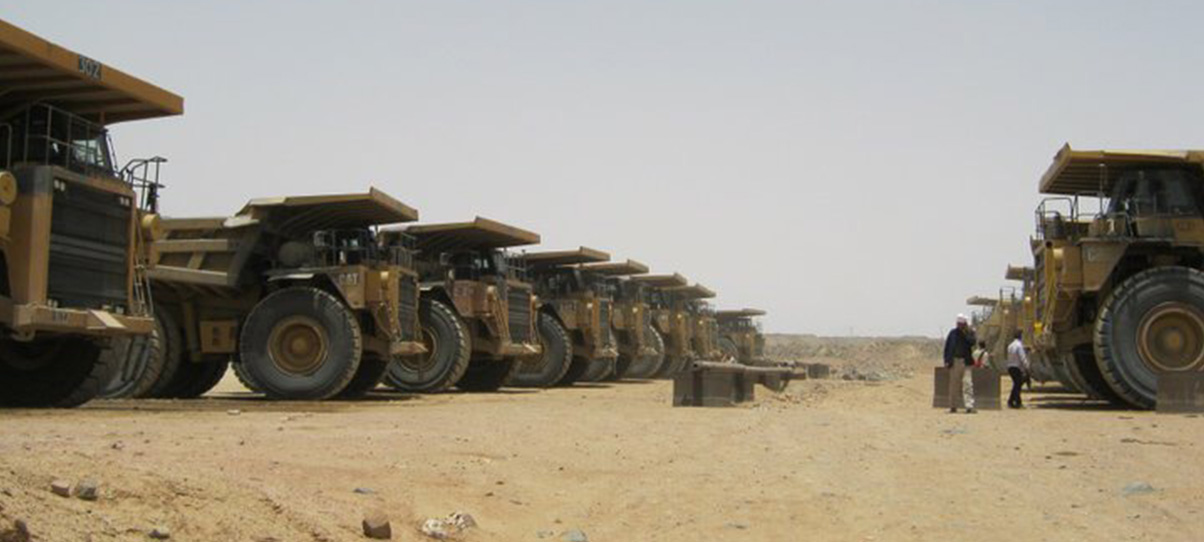 flotte camion mine de fer de mauritanie dans le desert